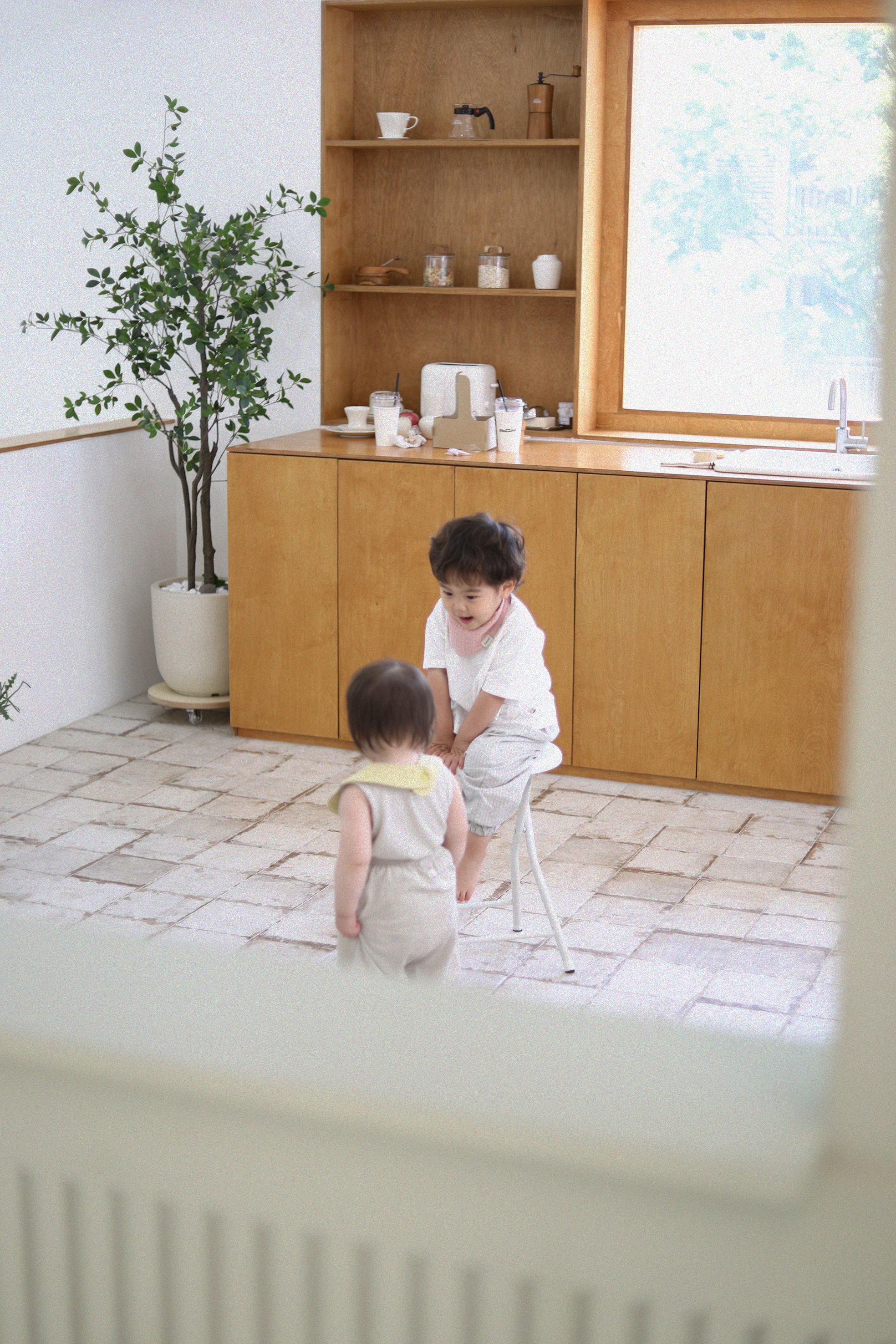아모리 거즈 스카프 빕 착용 아기 남매 주방 놀이 장면