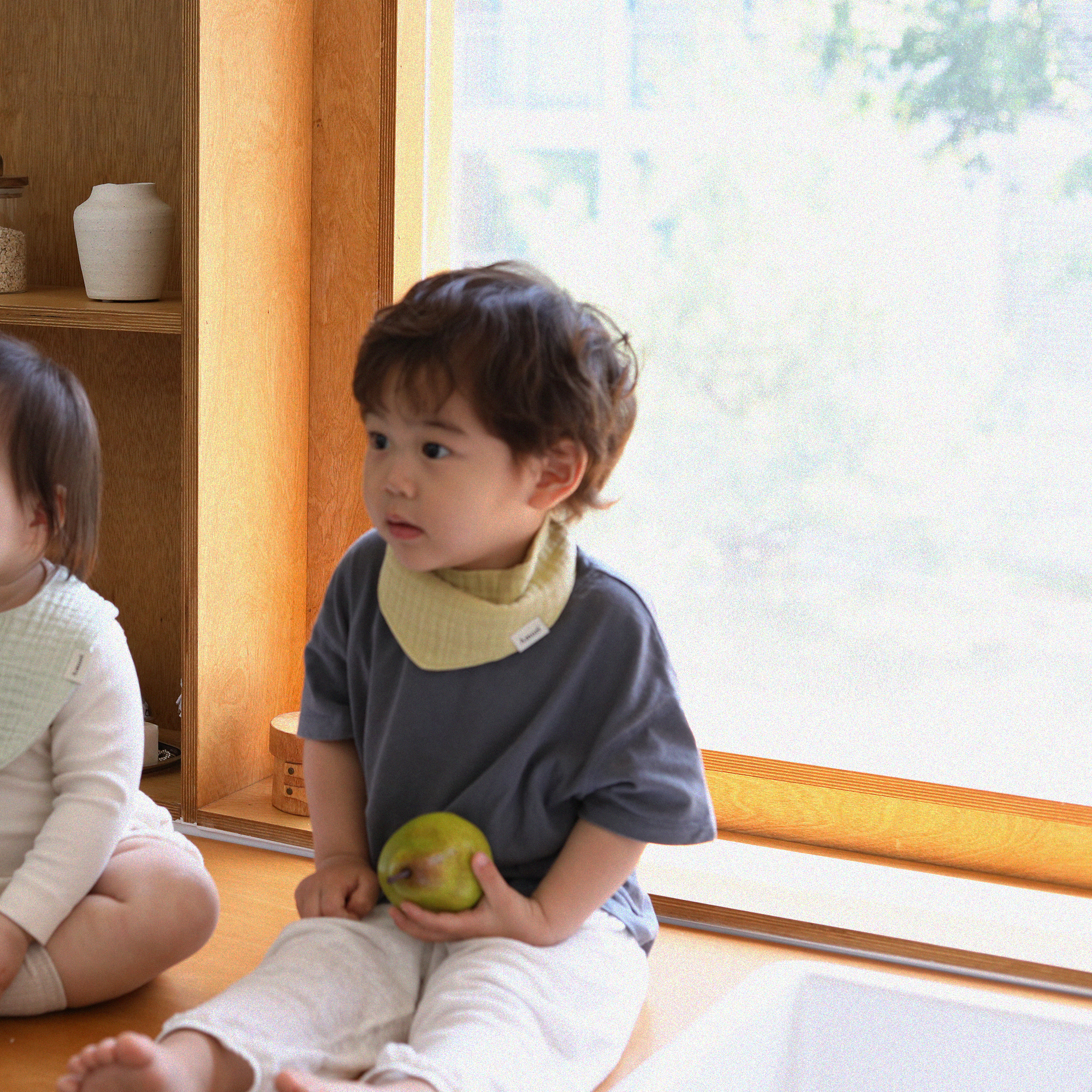 아모리 거즈 스카프 빕 착용 아기 남매 창가 놀이 장면