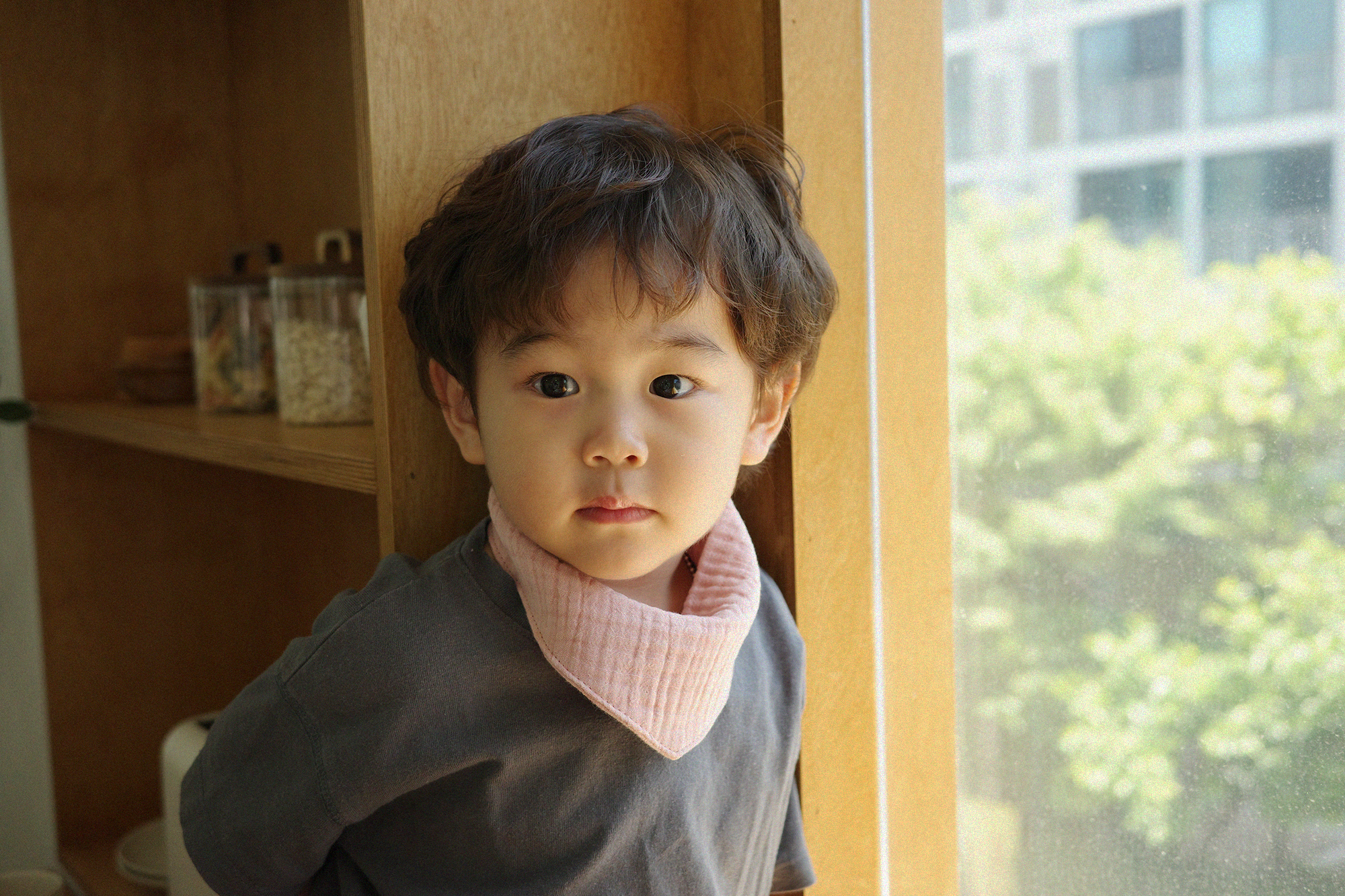 아모리 블러쉬 거즈 스카프 빕 착용 아기 창가 클로즈업