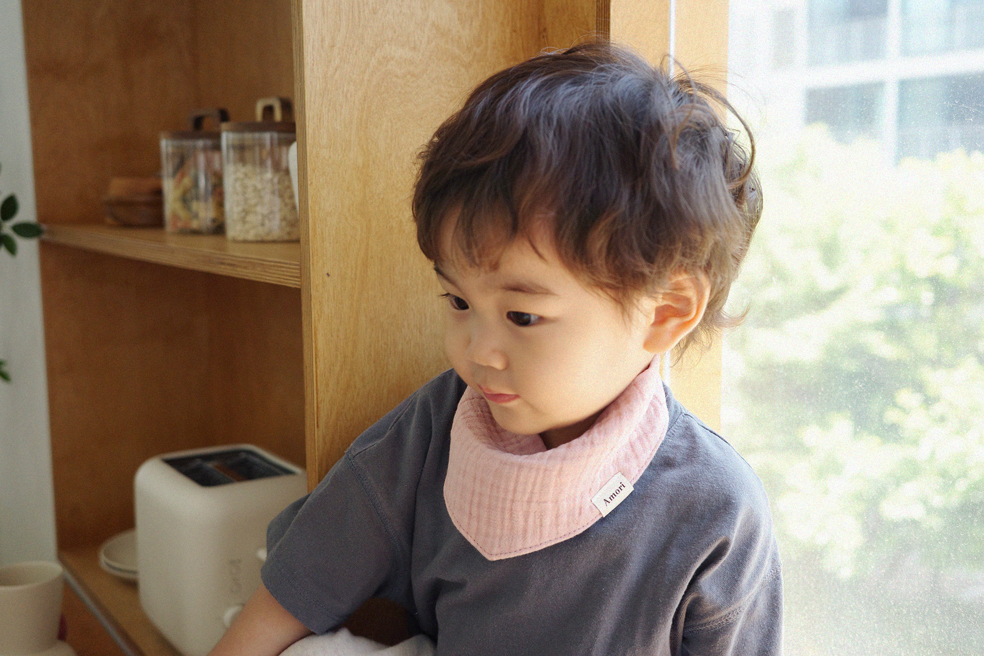 아모리 블러쉬 거즈 스카프 빕 착용 아기 옆모습 클로즈업