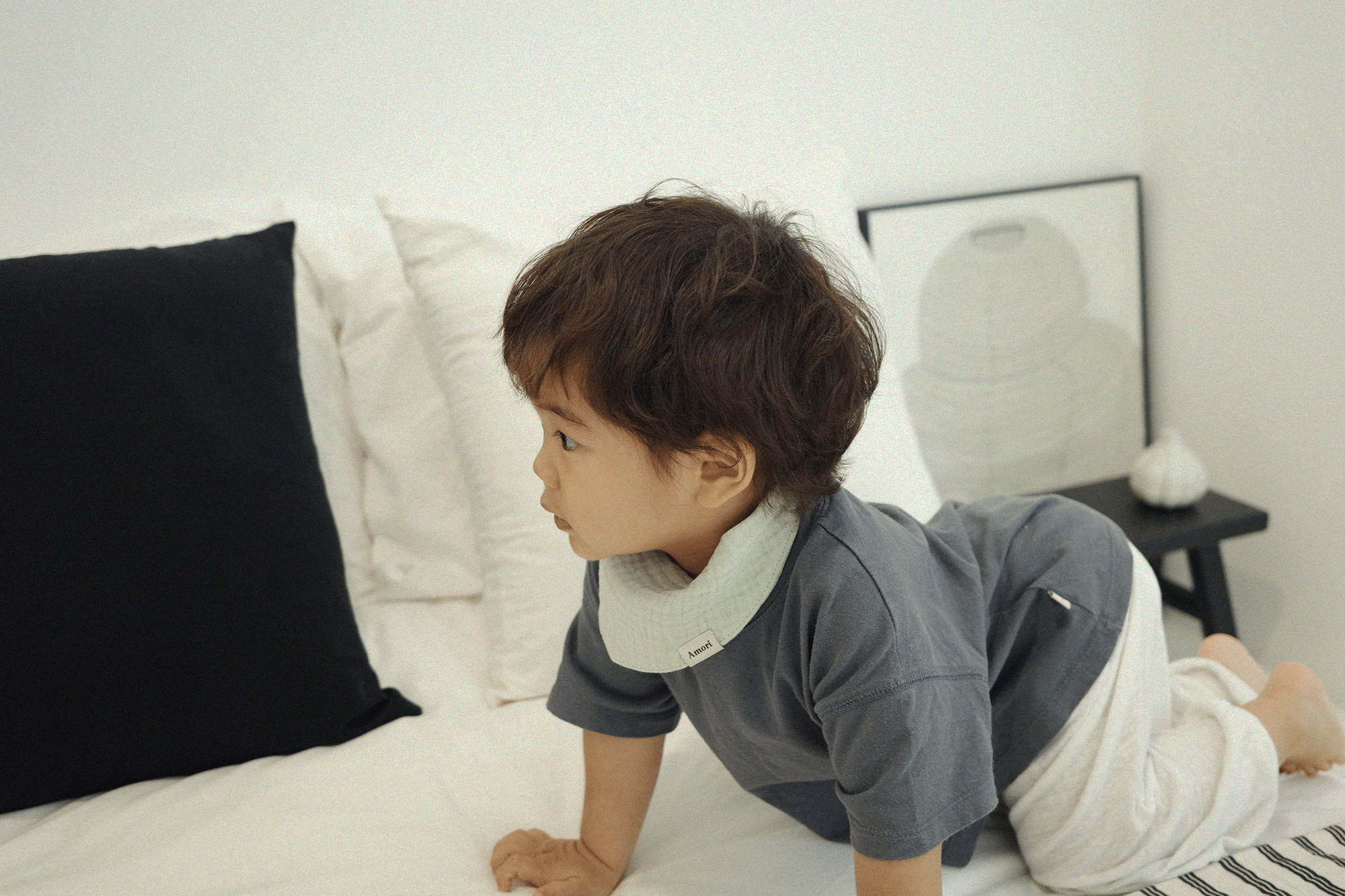 아모리 민트 거즈 스카프 빕 착용 아기 침대 기어가는 모습