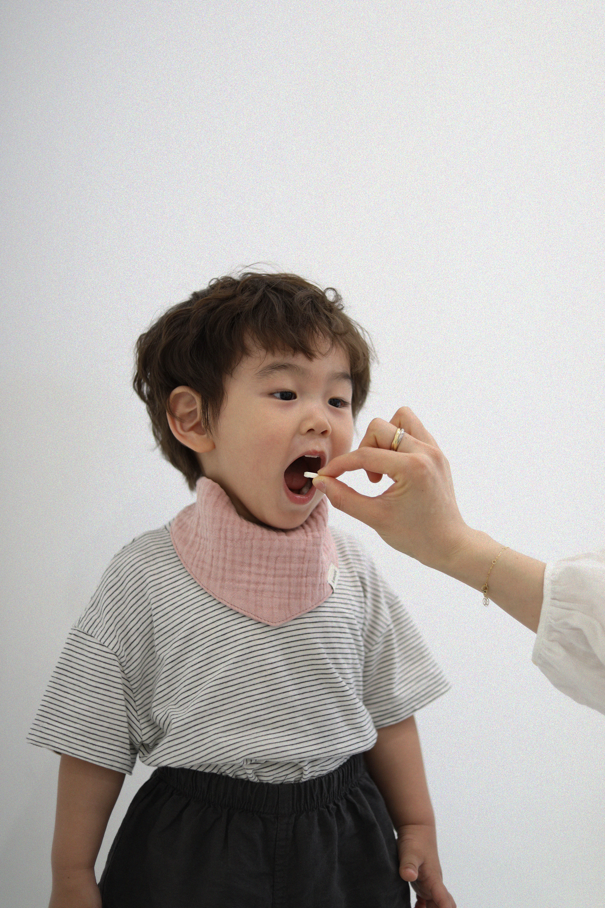 아모리 로즈핑크 거즈 스카프 빕 착용 아기 정면 클로즈업